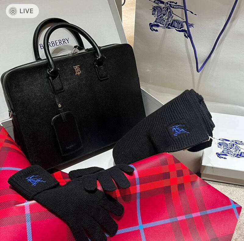 Burberry Black grained leather work — Top Quality Replica