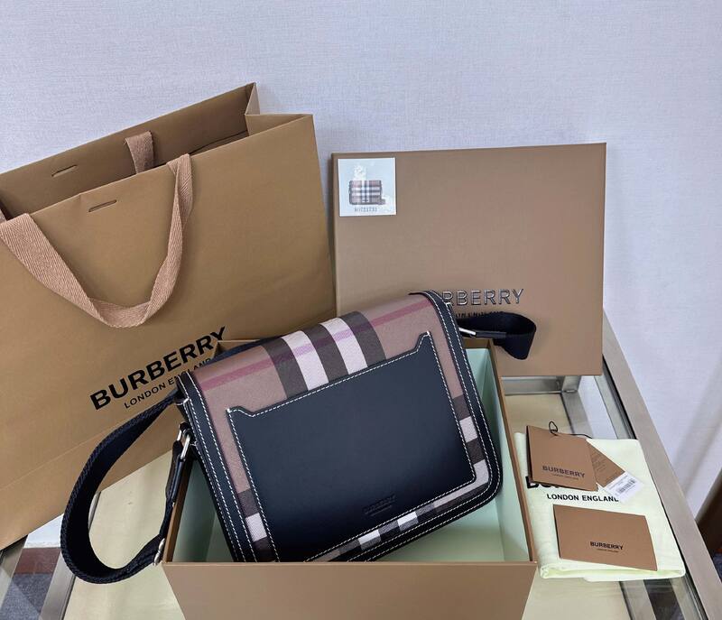 Burberry Black 25x18x10cm shoulder bag — Top Quality Replica