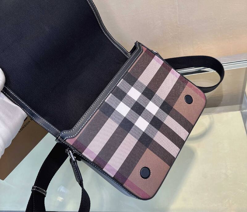 Burberry Black shoulder bag — AAA Quality Replica