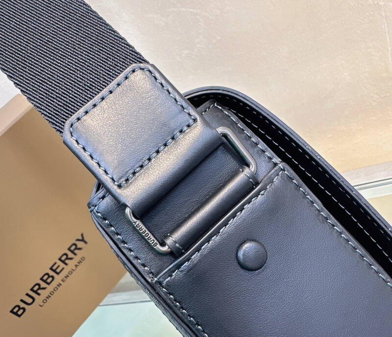 Burberry shoulder bag — Top Quality Replica