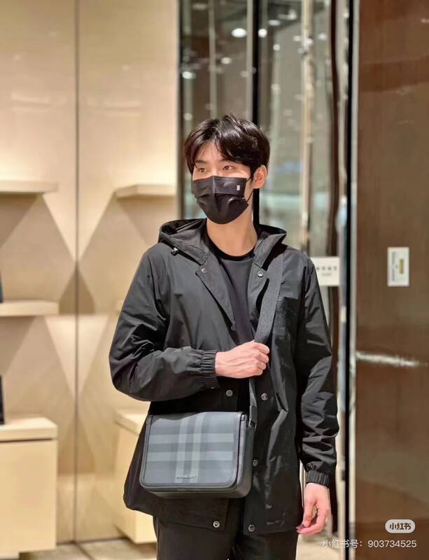 Burberry shoulder bag — AAA Quality Replica