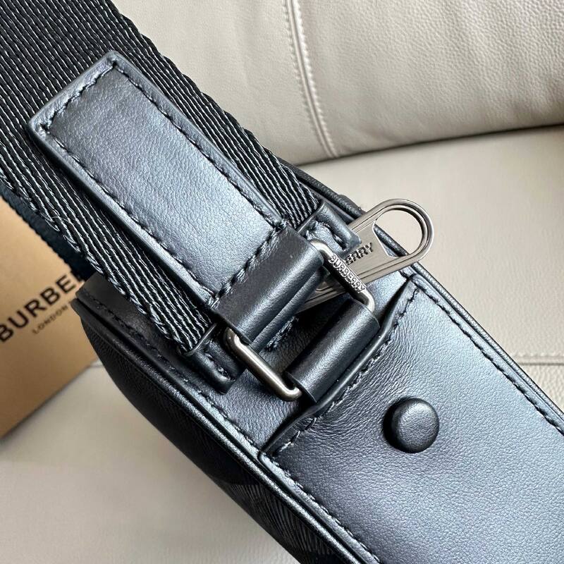 Burberry shoulder bag — Premium Replica