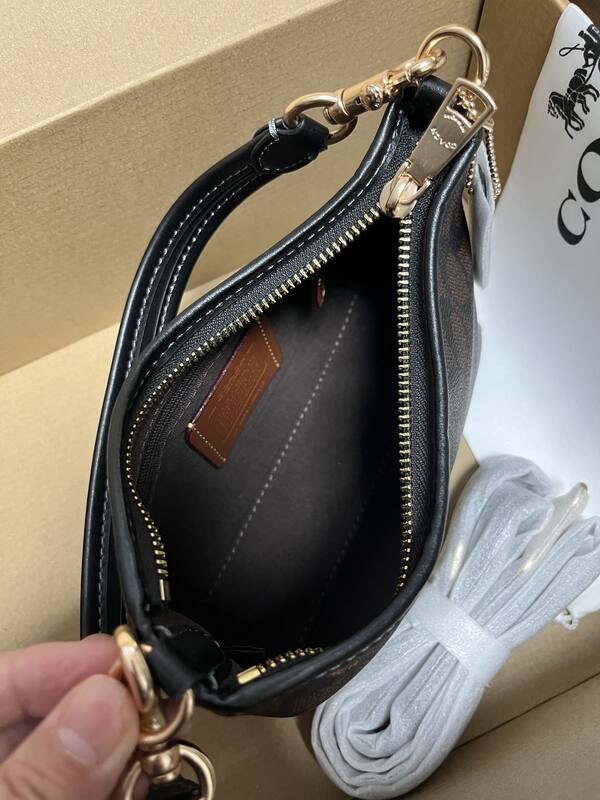 Coach Monogram shoulder bag — Top Quality Replica