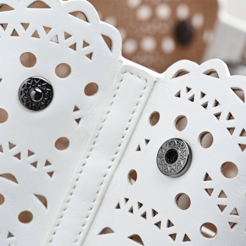 Burberry White 25x18x10cm shoulder bag — Premium Replica