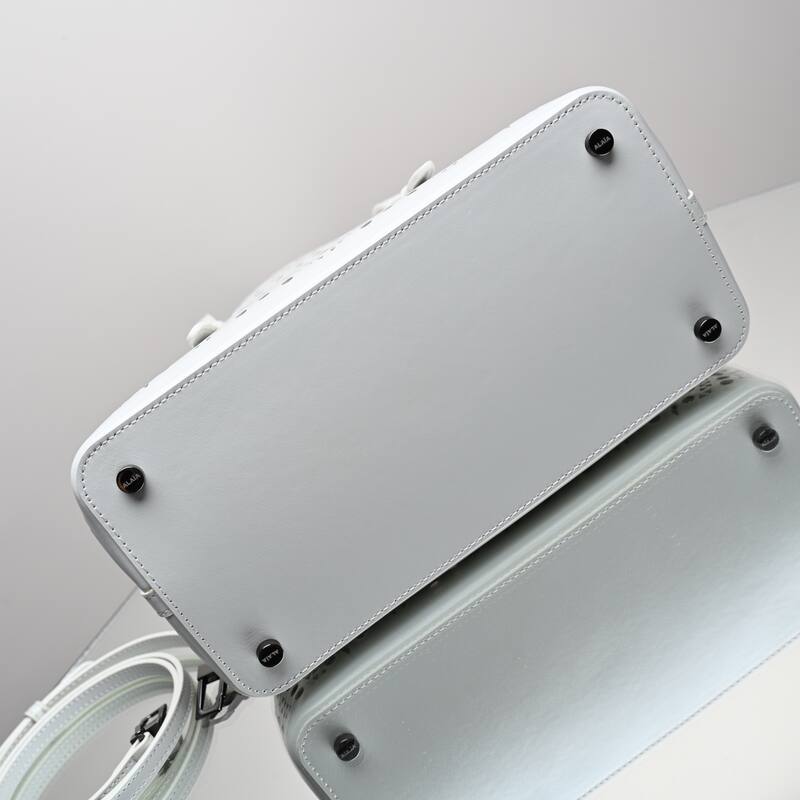 Burberry White 25x18x10cm shoulder bag — Premium Replica