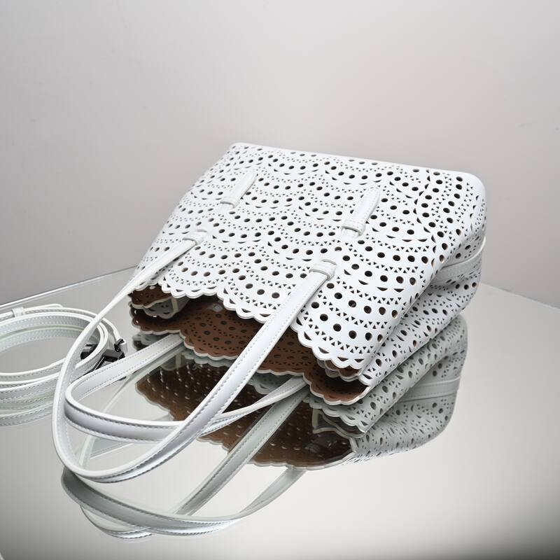 Burberry White 25x18x10cm shoulder bag — Premium Replica