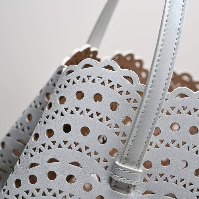 Burberry White 25x18x10cm shoulder bag — Premium Replica