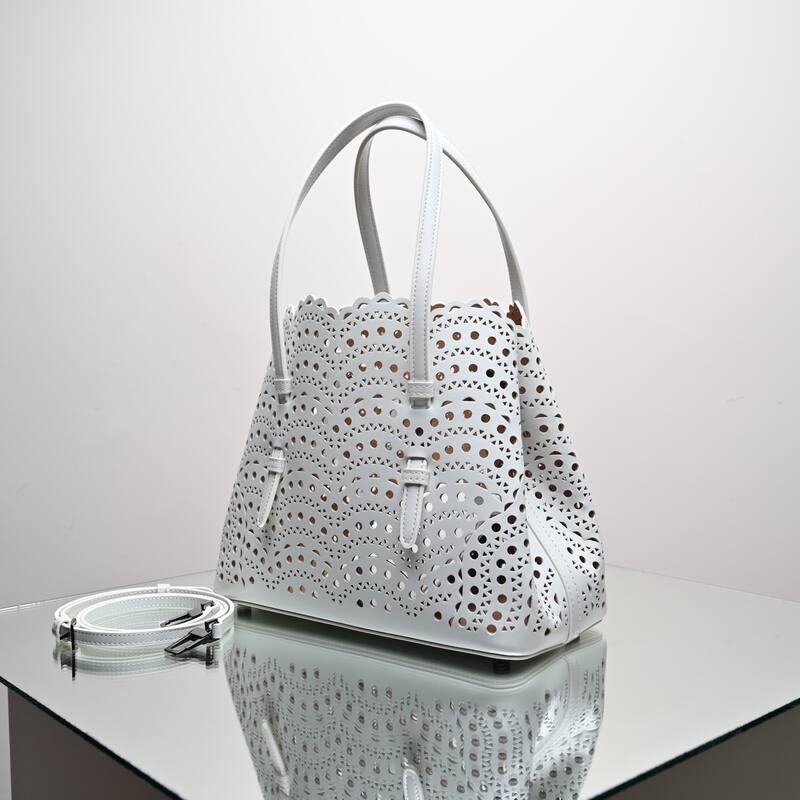 Burberry White 25x18x10cm shoulder bag — Premium Replica