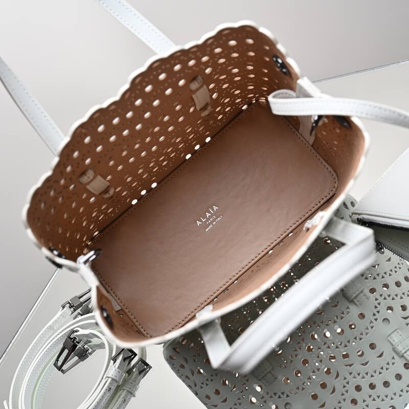Burberry White 25x18x10cm shoulder bag — AAA Quality Replica