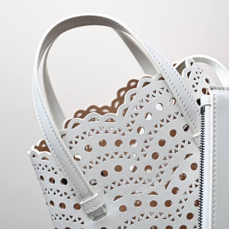 Burberry White 25x18x10cm shoulder bag — AAA Quality Replica