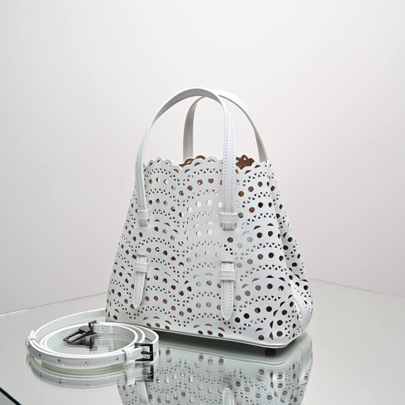 Burberry White 25x18x10cm shoulder bag — AAA Quality Replica