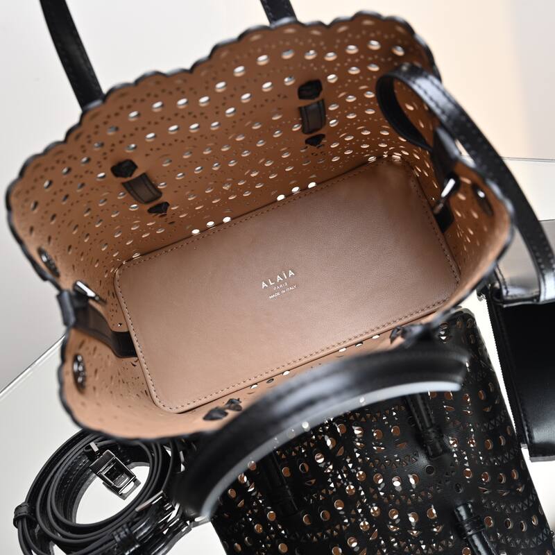 Burberry Black shoulder bag — AAA Quality Replica