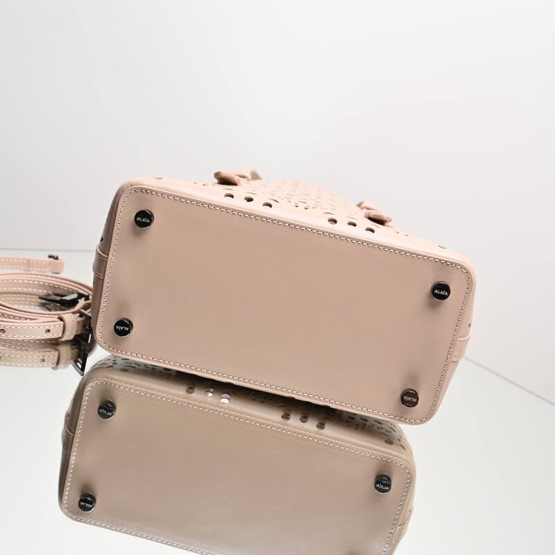 Burberry Beige 25x18x10cm shoulder bag — Premium Replica