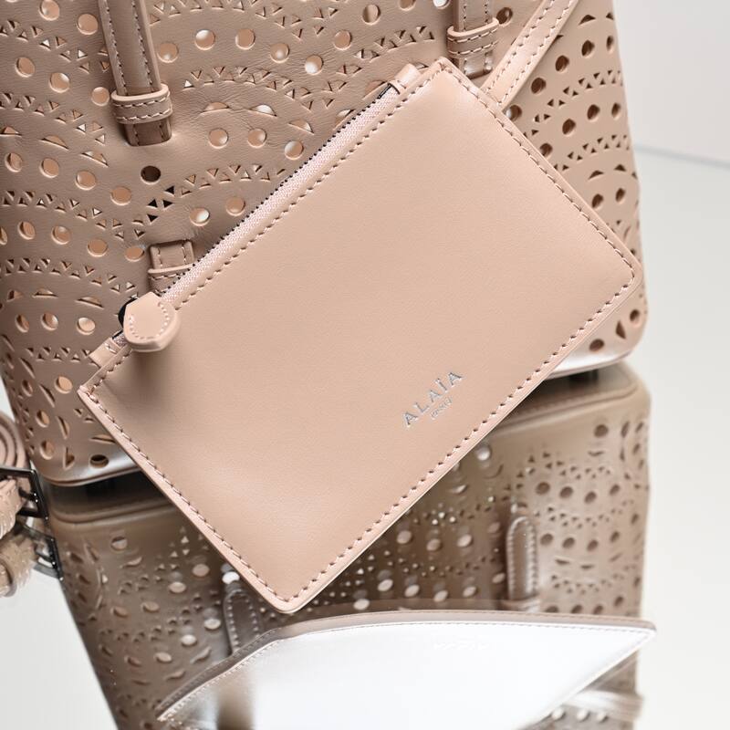 Burberry Beige 25x18x10cm shoulder bag — Premium Replica