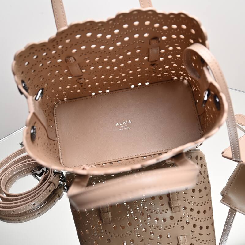 Burberry Beige 25x18x10cm shoulder bag — Premium Replica