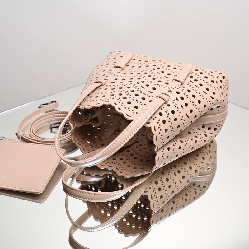 Burberry Beige 25x18x10cm shoulder bag — Premium Replica