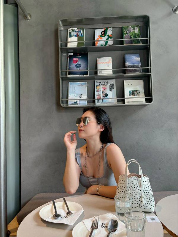 Burberry White 25x18x10cm shoulder bag — Premium Replica