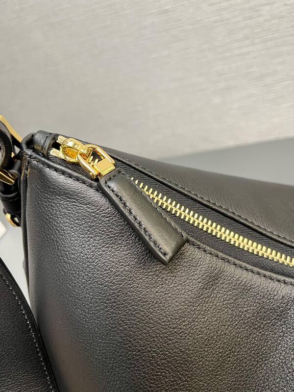 Prada Black 39x24x11cm shoulder — Top Quality Replica