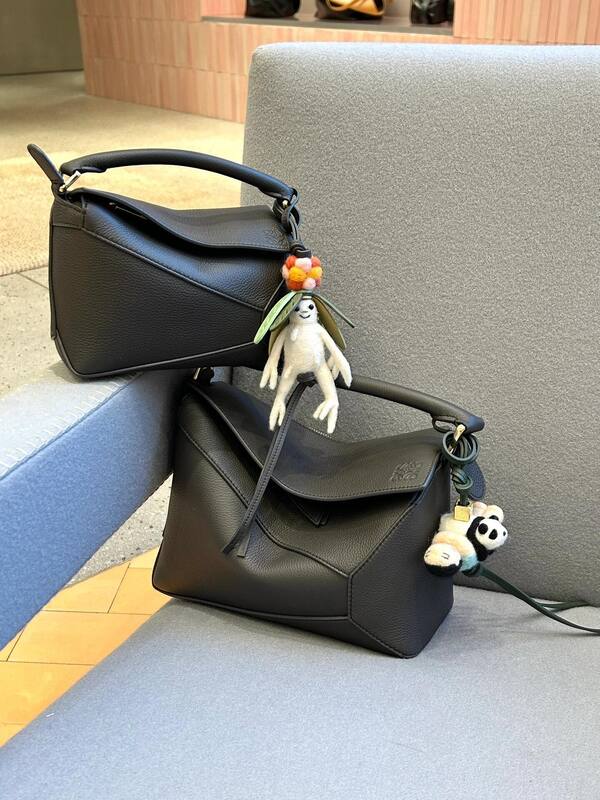 Loewe Calfskin shoulder bag — Top Quality Replica