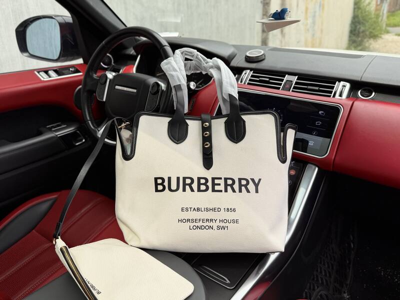 Burberry Horseferry Beige canvas with black leather trim 32x27x15cm tote — Top Quality Replica
