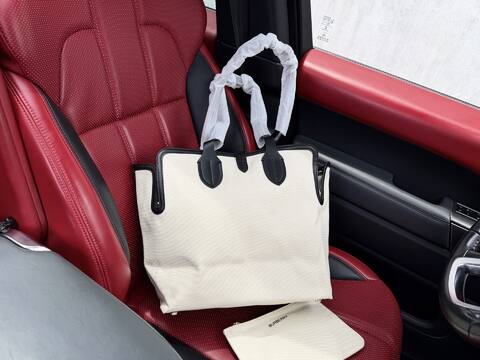 Burberry Horseferry Beige canvas with black leather trim 32x27x15cm tote Top Quality Replica