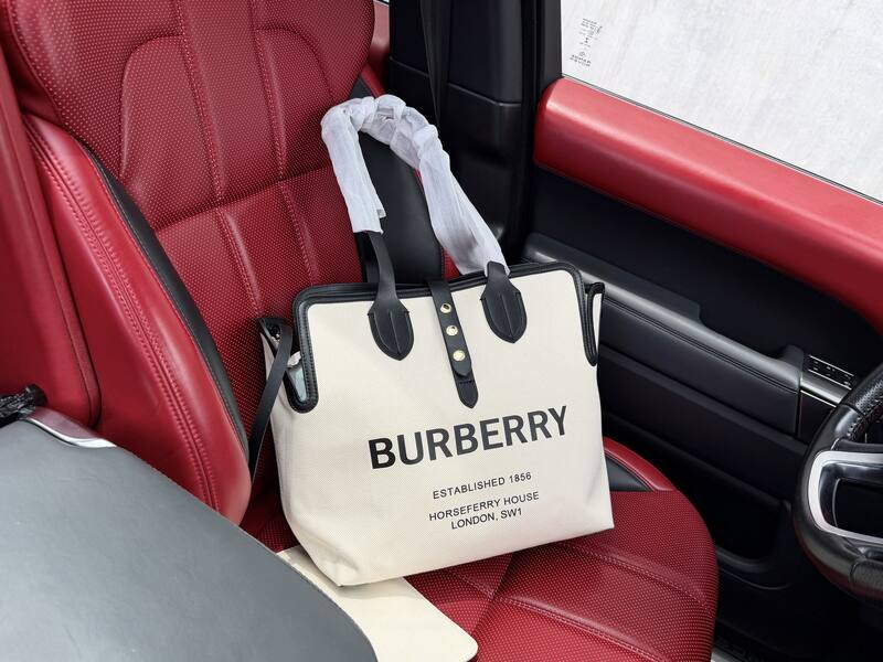 Burberry Horseferry Beige canvas with black leather trim 32x27x15cm tote — Top Quality Replica