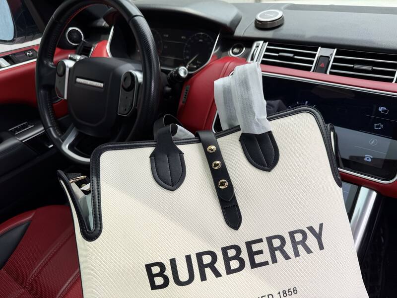 Burberry Horseferry Beige canvas with black leather trim 32x27x15cm tote — Top Quality Replica