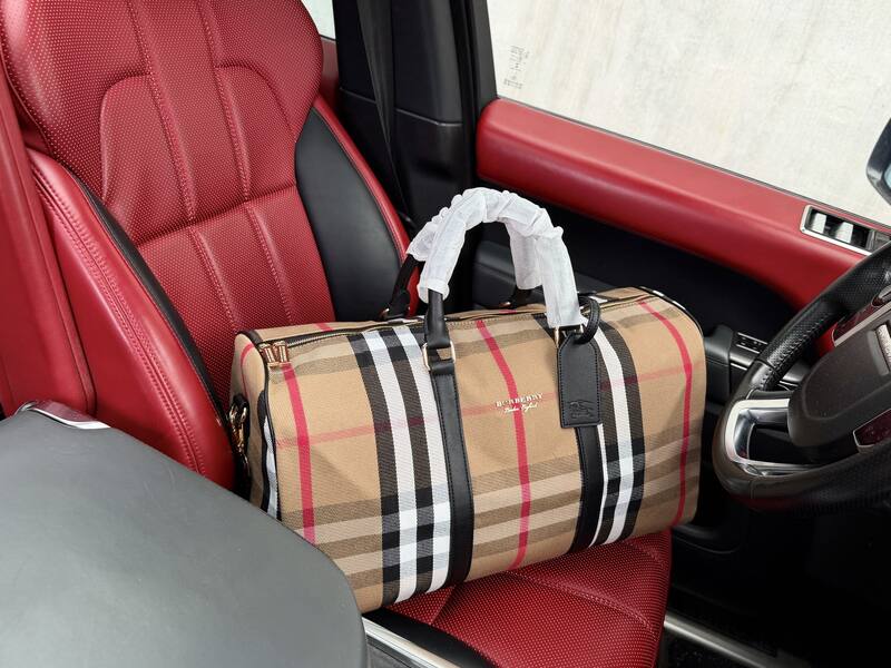 Burberry Check Canvas with Black Leather Trim 50x27x19cm travel bag / luggage bag / duffle bag — 1:1 Replica