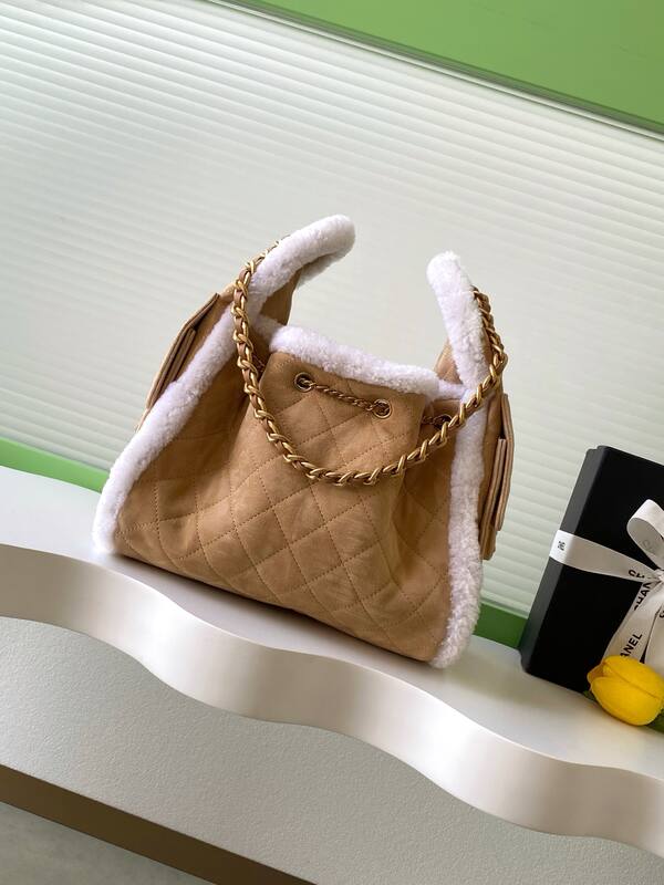 Chanel Beige suede with white shearling shoulder — Premium Replica