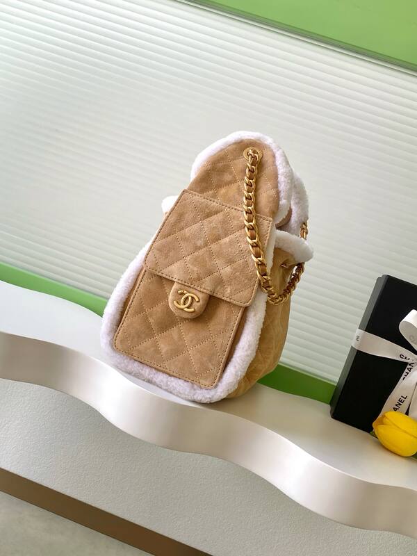 Chanel Beige suede with white shearling shoulder — Premium Replica