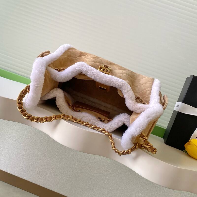 Chanel Beige suede with white shearling shoulder — Premium Replica
