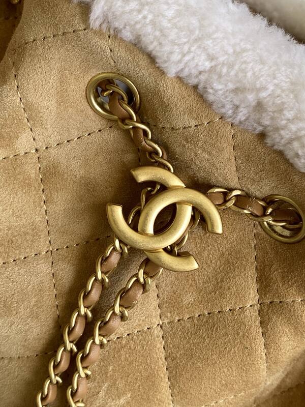 Chanel Beige suede with white shearling shoulder — Premium Replica