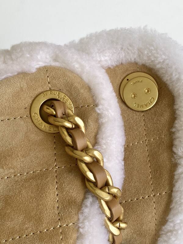 Chanel Beige suede with white shearling shoulder — Premium Replica