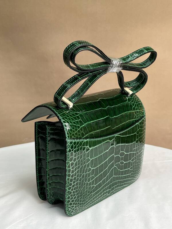 Hermes Constance 19 Emerald green crocodile embossed patent 19 crossbody — Top Quality Replica