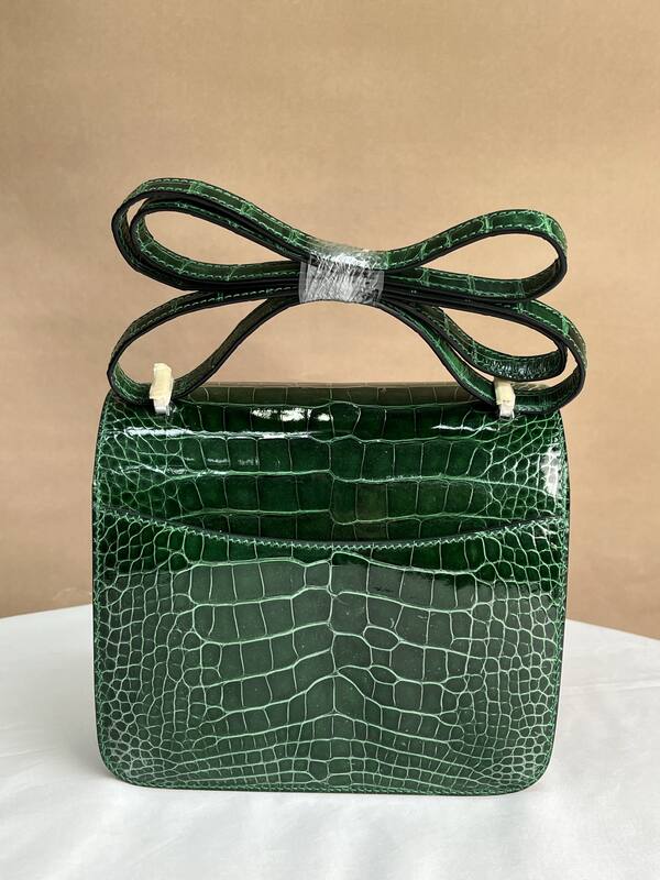 Hermes Constance 19 Emerald green crocodile embossed patent 19 crossbody — Top Quality Replica