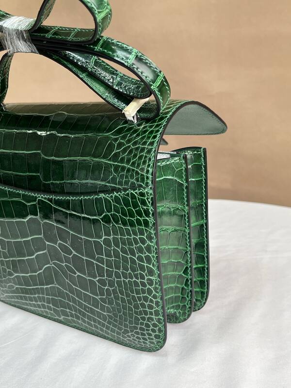 Hermes Constance 19 Emerald green crocodile embossed patent 19 crossbody — Top Quality Replica