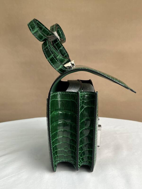 Hermes Constance 19 Emerald green crocodile embossed patent 19 crossbody — Top Quality Replica