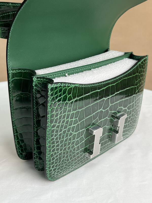 Hermes Constance 19 Emerald green crocodile embossed patent 19 crossbody — Top Quality Replica