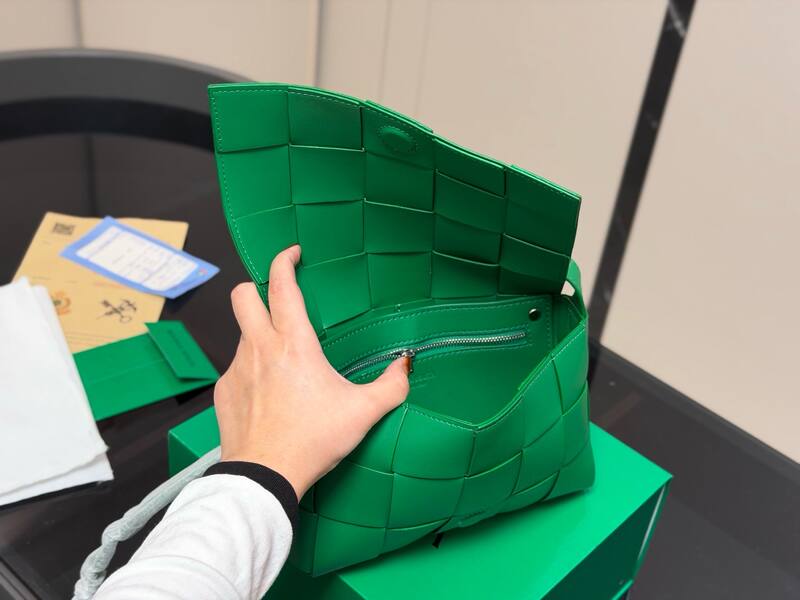 Bottega Veneta Green 25x18x10cm shoulder bag — Premium Replica