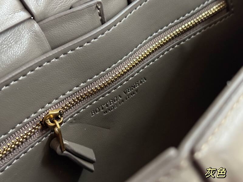 Bottega Veneta Grey shoulder bag — 1:1 Replica