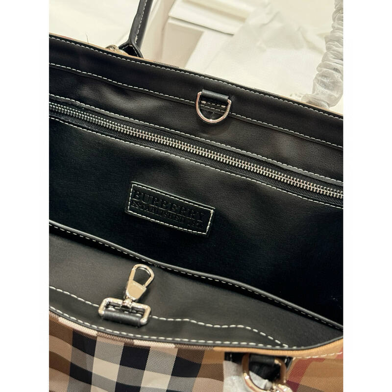 Burberry Black shoulder bag — Premium Replica