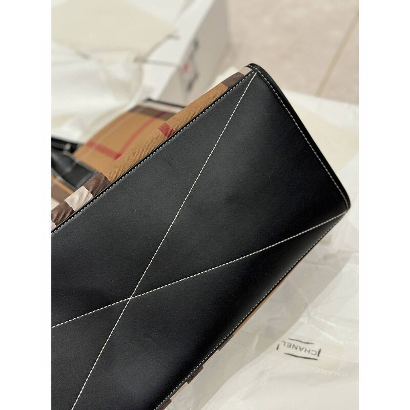 Burberry Black shoulder bag — Premium Replica