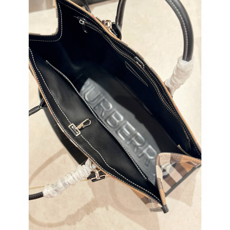 Burberry Black shoulder bag — Premium Replica