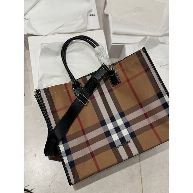 Burberry Black shoulder bag — Premium Replica