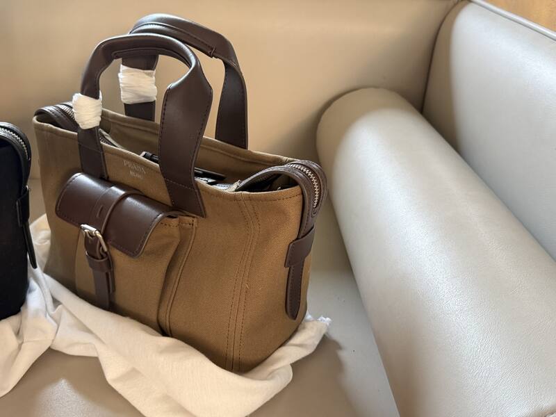 Prada Brown 25x18x10cm shoulder bag — AAA Quality Replica