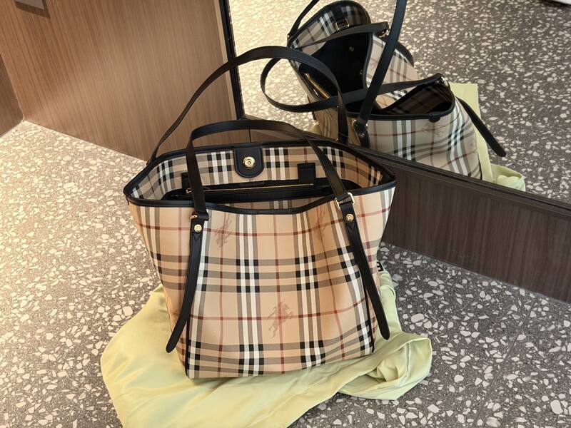 Burberry Black shoulder bag — Top Quality Replica