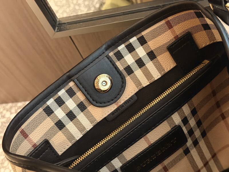 Burberry Black shoulder bag — Top Quality Replica