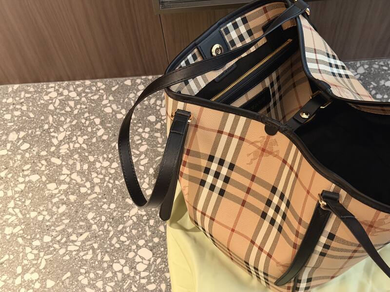 Burberry Black shoulder bag — Top Quality Replica