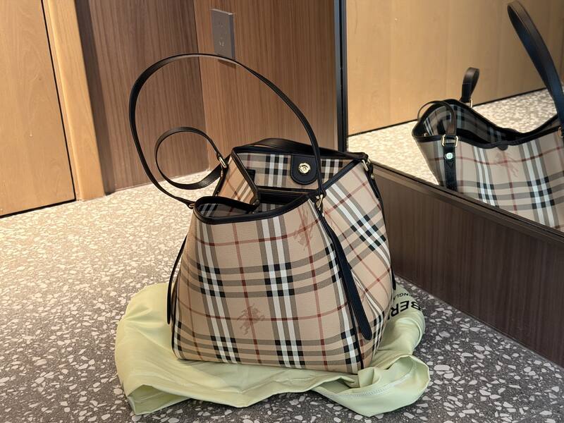 Burberry Black shoulder bag — Top Quality Replica