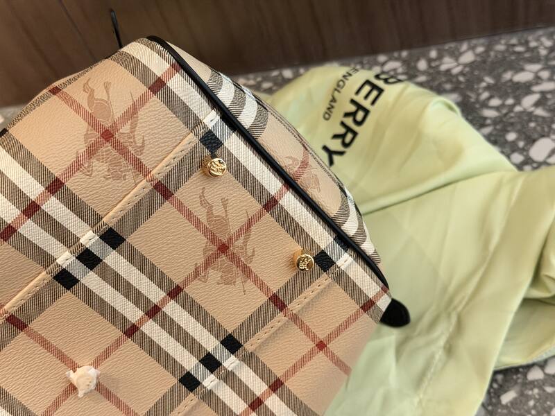 Burberry Black shoulder bag — Top Quality Replica